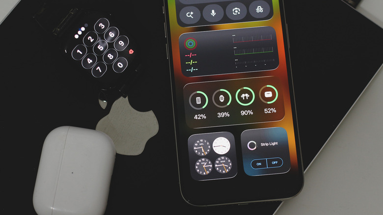 다양한 기기가 있는 iPhone의 배터리 위젯