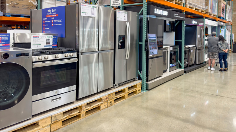 코스트코에 전시된 다양한 가전제품들.