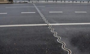 고속도로 교량에서 운전하는 틈새에는 목적이 있습니다.