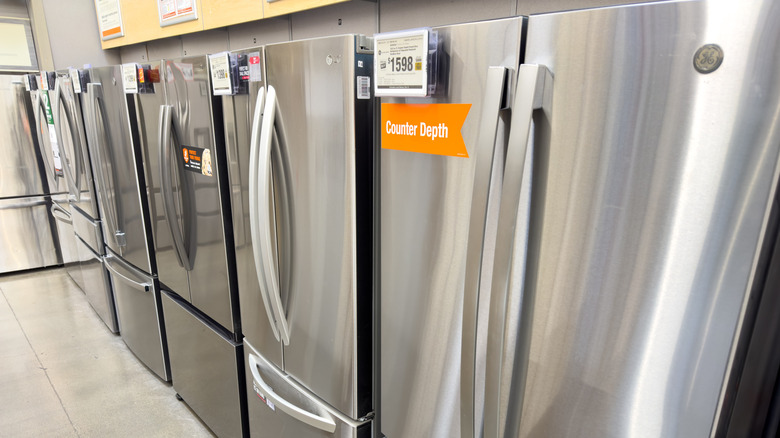 홈디포 매장 내부에 전시된 3도어 스테인리스 스틸 냉장고