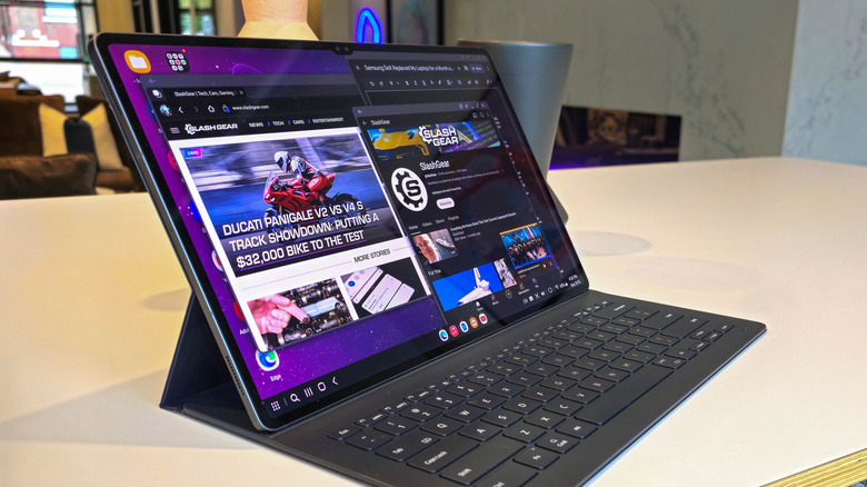 테이블 위에 포즈를 취한 Samsung Galaxy Tab S9 Ultra 태블릿