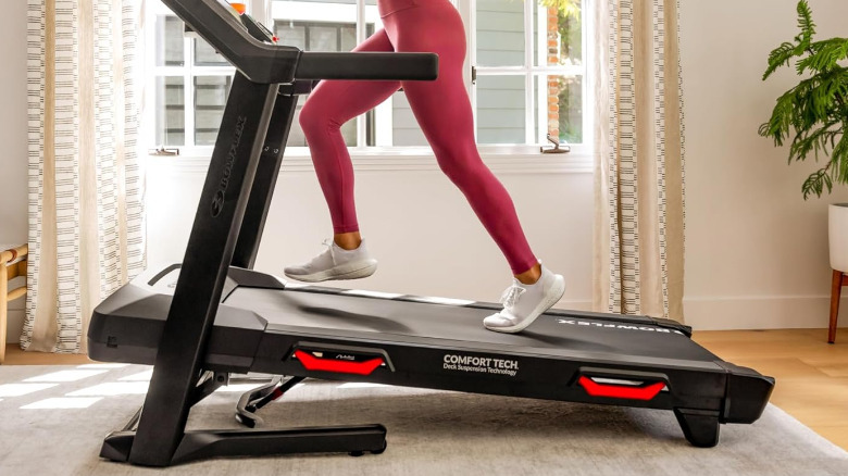 사람이 달리고 있는 거실의 Bowflex BXT8J.
