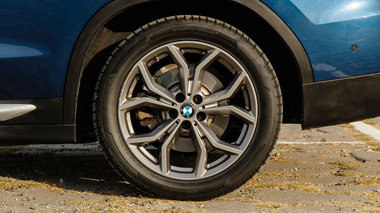 한국타이어 벤투스 타이어를 장착한 파란색 BMW SUV.