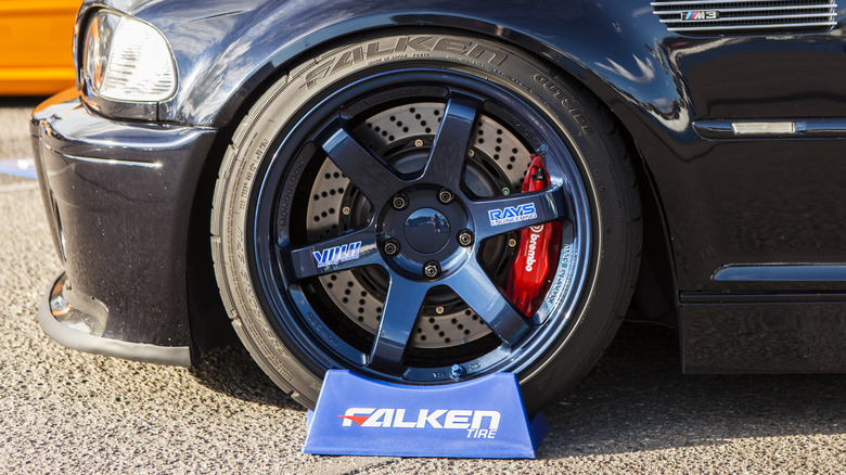 Falken 타이어를 장착한 튜닝된 진한 파란색 E46 BMW M3.