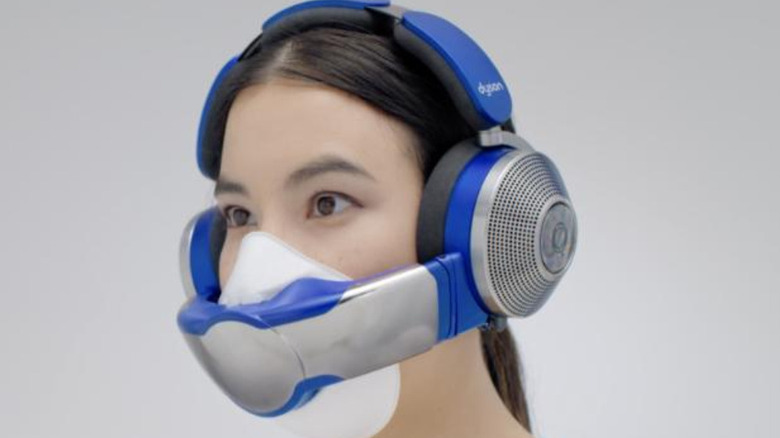 페이스 바이저가 장착된 Dyson Zone 헤드폰을 착용한 사람
