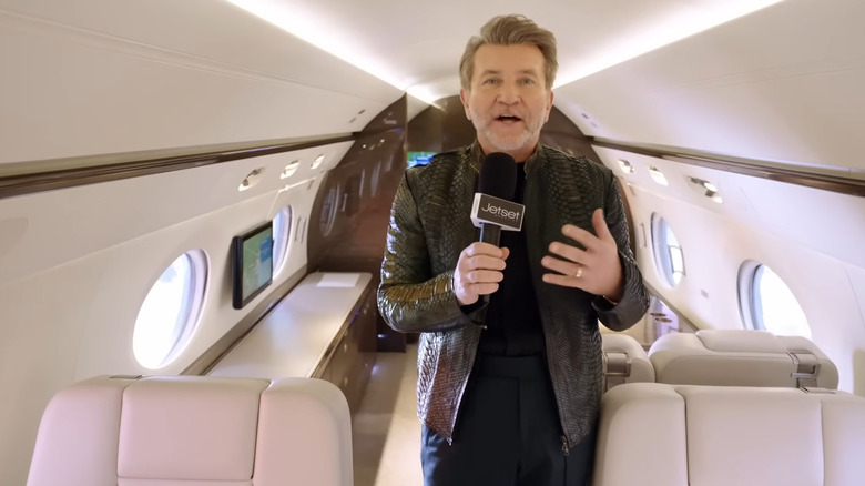 G550 개인 제트기를 둘러보고 있는 Robert Herjavec