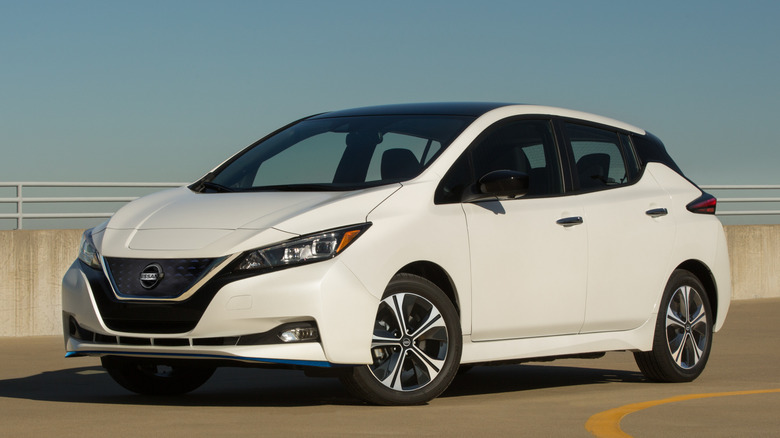 2021 Nissan Leaf의 전면 3/4 뷰