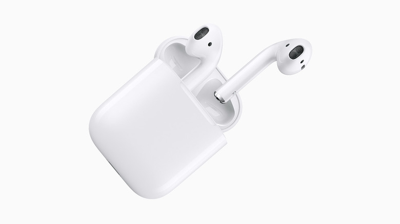 흰색 배경에 있는 원래 AirPods