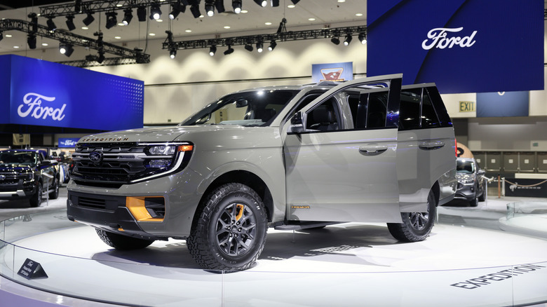 새롭게 디자인된 2025년 포드 익스페디션(Ford Expedition)이 자동차 쇼에 전시되었습니다.