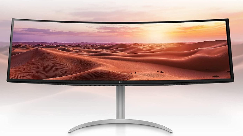 사막의 모습을 보여주는 LG 49WQ95C-W 49인치 32:9 울트라와이드 모니터.
