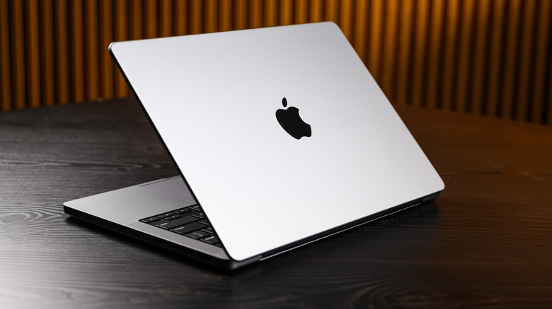 테이블 위에 포즈를 취한 Apple M2 MacBook Pro