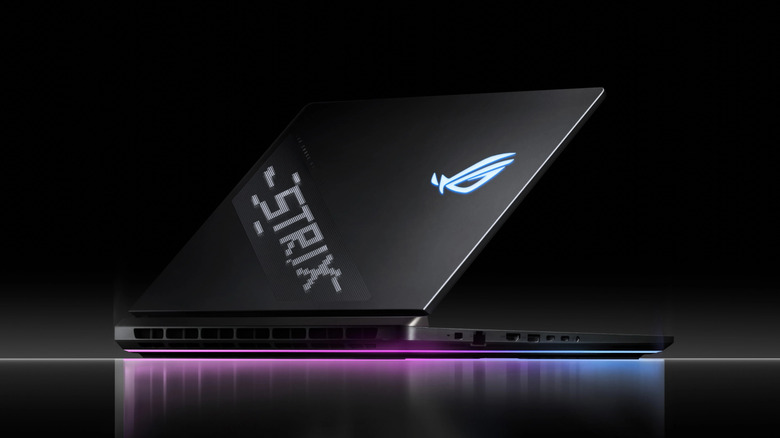 디지털 검정색 배경의 ASUS ROG Strix Scar 18 2025 에디션