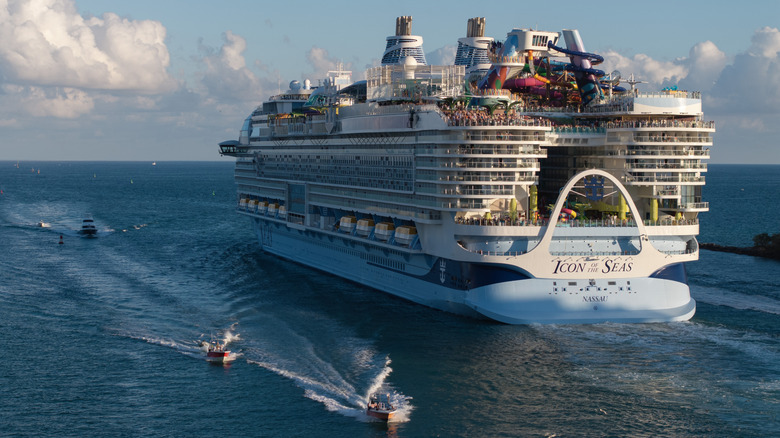 로열 캐리비안의 아이콘 오브 더 씨(Icon of the Seas) 크루즈가 출발하는 모습.