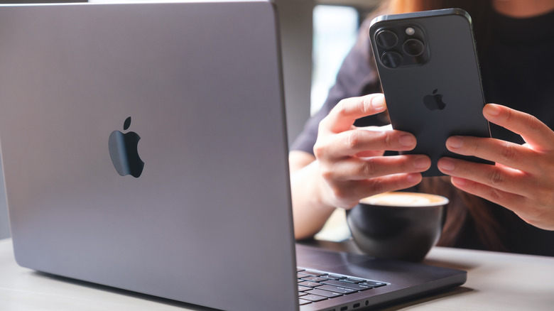 iPhone 15 및 MacBook을 사용하는 사람