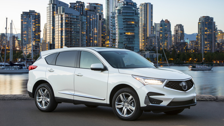 도시 스카이라인 앞에 주차된 흰색 2019 Acura RDX