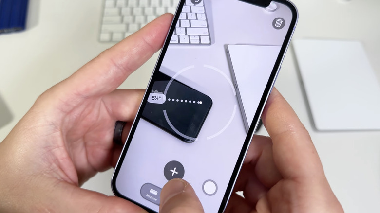 iPhone 측정 앱을 사용하는 남자