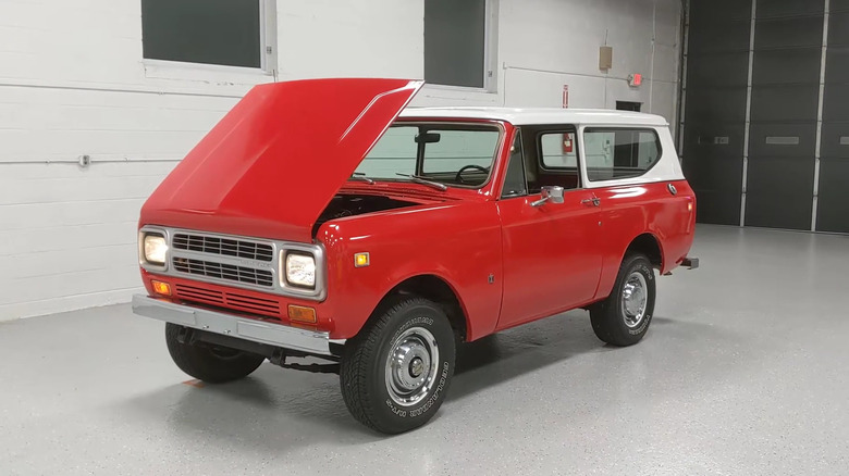 빨간색 1980 International Harvester Scout II의 측면 샷