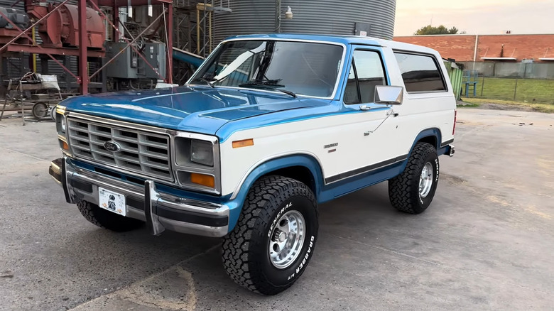 흰색과 파란색 1982 Ford Bronco의 측면 샷