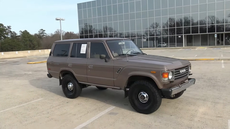 1986년형 Toyota Land Cruiser의 측면 샷