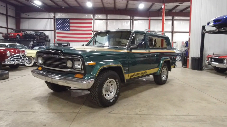 녹색 1980 Jeep Cherokee의 프론트 쿼터 샷