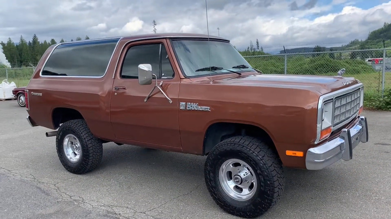 1984년형 Dodge Ramcharger의 측면 샷