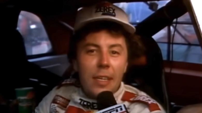경주 후 인터뷰를 진행하는 Alan Kulwicki