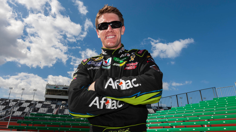 NASCAR 경주 전 사진을 위해 포즈를 취하는 칼 에드워즈