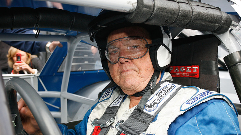NASCAR 레전드 경주에서 운전할 준비를 하고 있는 주니어 존슨