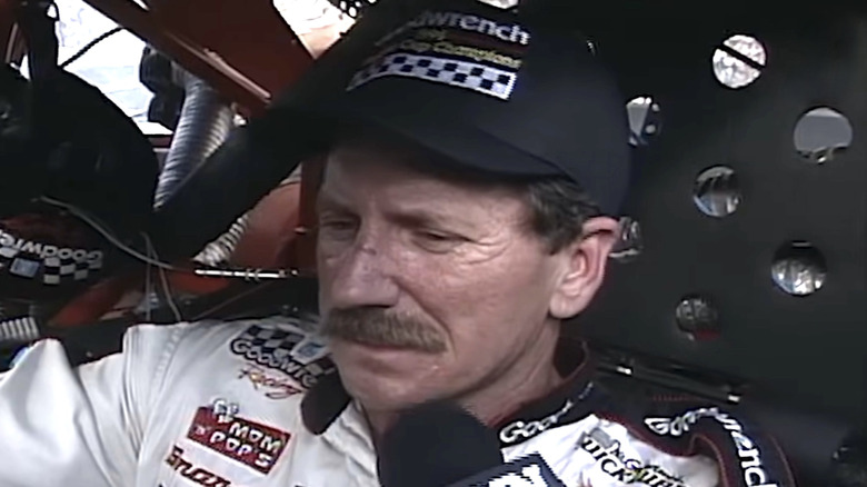 경주 후 인터뷰를 하는 Dale Earnhardt Sr.