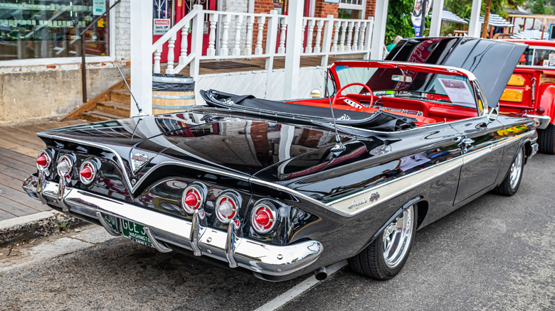 1961 Chevrolet Impala SS 컨버터블의 후면 3/4 뷰
