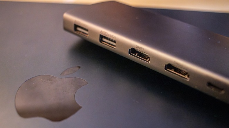 MacBook에 HDMI 포트 2개가 있는 USB 허브.