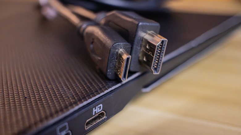 노트북의 미니 HDMI-HDMI 어댑터 케이블.