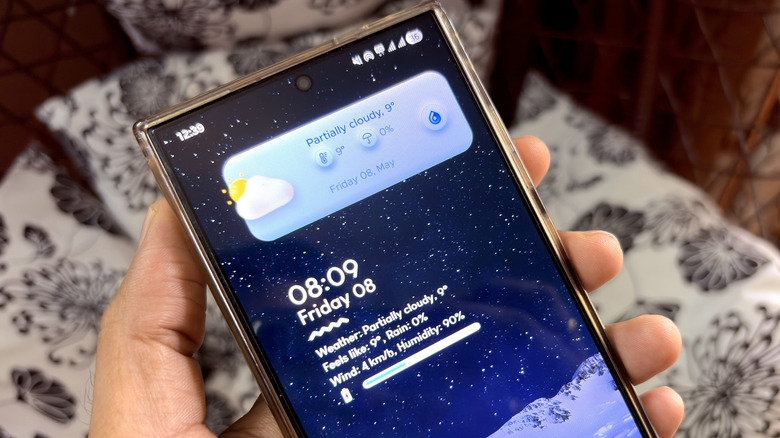 Samsung Galaxy S24 Ultra 휴대폰에서 런던 날씨를 보여주는 오버드롭 위젯