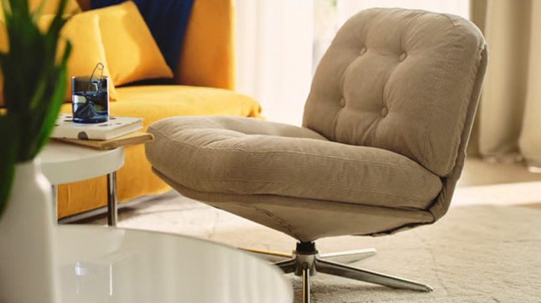 거실에 있는 베이지색 Ikea 회전의자