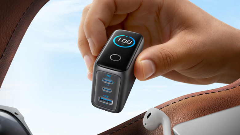 Anker 100W 충전기를 들고 있는 손