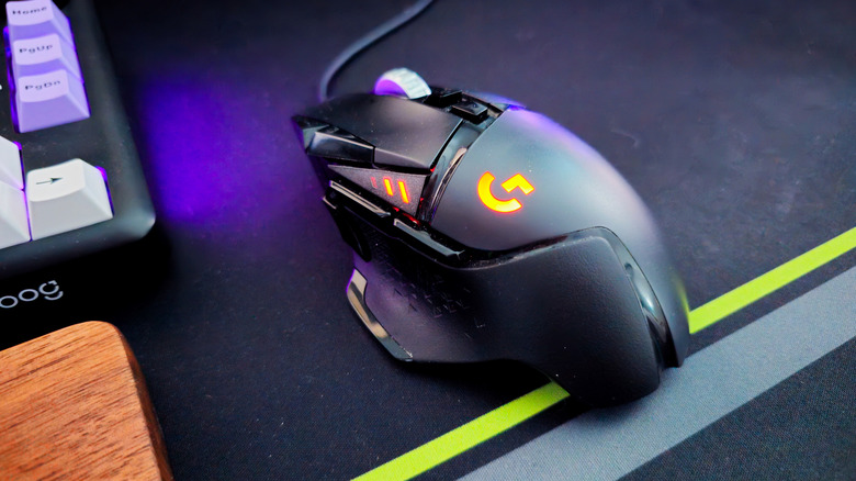 책상 위의 로지텍 G502 Hero 마우스