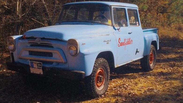 1958년 International Harvester Travelette 3도어 승무원 운전실 4x4 픽업 트럭.