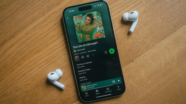 iPhone 양쪽에 있는 AirPods Pro 무선 헤드폰이 Spotify를 지원합니다.