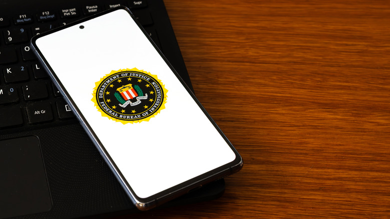 FBI 로고가 표시된 전화기