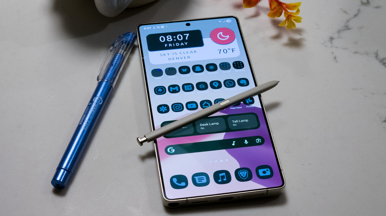 펜 옆 카운터에 있는 Samsung Galaxy S25 Ultra 및 S Pen