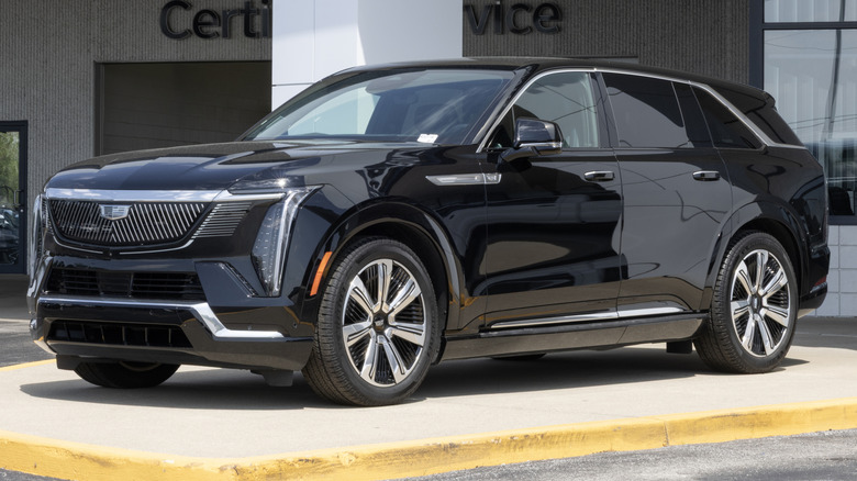 대리점 밖에 전시된 검은색 Cadillac Escalade IQ