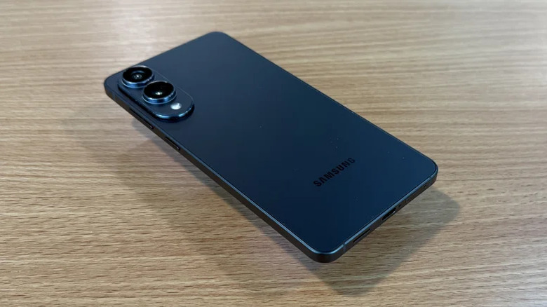 나무 표면에 있는 Galaxy S25 Edge
