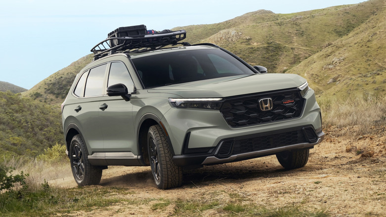 녹색 Honda CR-V TrailSport 오프로드