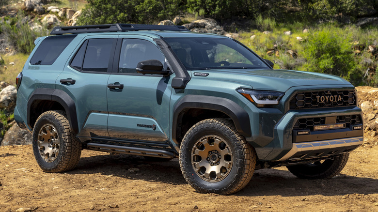 비포장 도로에 주차된 녹색 Toyota 4Runner