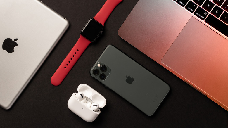 여러 개의 Apple 기기가 테이블 위에 놓여 있습니다.