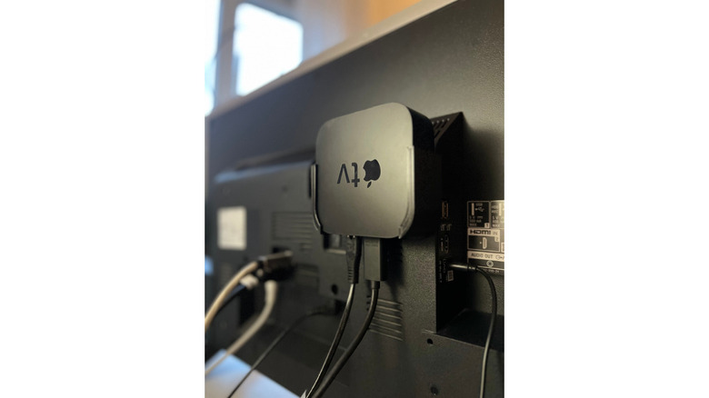 3D 프린팅 인클로저를 사용하여 TV 뒤에 장착된 Apple TV 4K