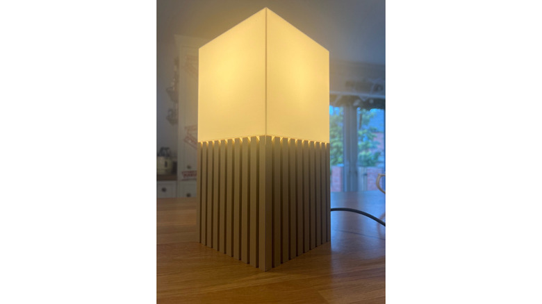 3D 프린팅된 갓 내부의 Philips Hue 전구