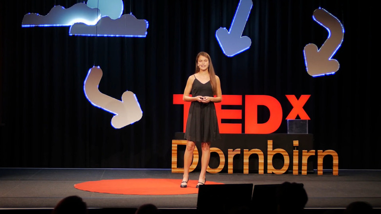 Hannah Herbst가 로봇공학에 관해 TEDx 강연을 하고 있습니다.