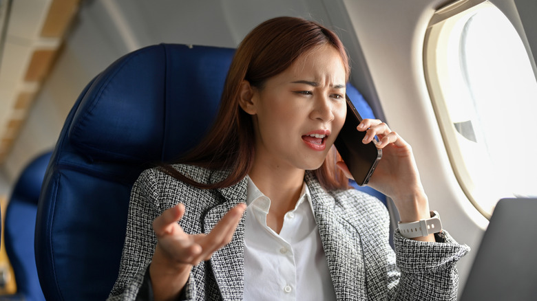 비행기에서 전화를 받고 화가 난 사업가