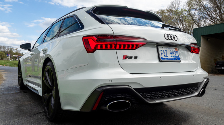 2026 아우디 RS 6 아반트 좌측 후면 3쿼터 뷰